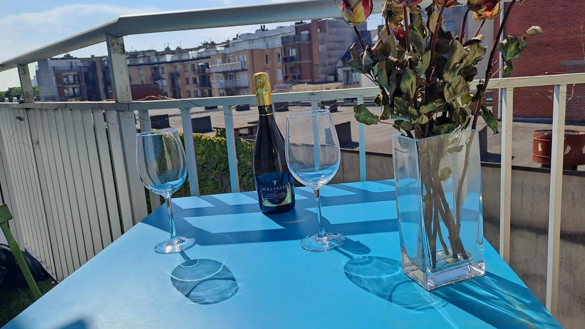Cozy One-Bedroom Apartment With Extra Sofa Bed In The Center Of Ostend T128 0*,  België